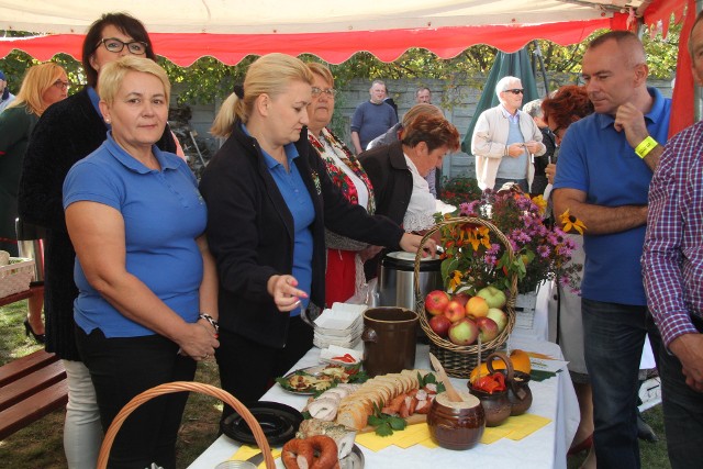 Dzień Pieroga odbył się w niedzielę, 30 września, na terenie Gminnego Ośrodka Kultury w Krajnie - Parcele. Imprezę rozpoczęto o 14.>>> ZOBACZ WIĘCEJ NA KOLEJNYCH ZDJĘCIACH 