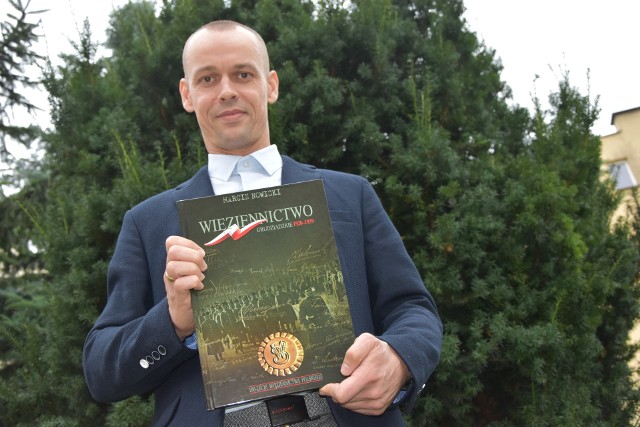 Ppor. Marcin Nowicki i jego najnowsze dzieło "Więziennictwo Grudziądzkie 1920-1939". Publikację można kupić w Informacji Turystycznej na Rynku w Grudziądzu.