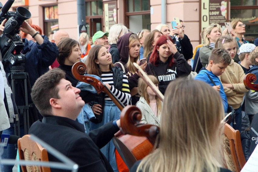 Orkiestra na pl. Łokietka. Muzycy z Ukrainy zagrali dla lublinian. Zobacz zdjęcia