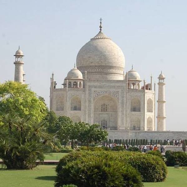 Tadż Mahal otaczają piękne ogrody.
