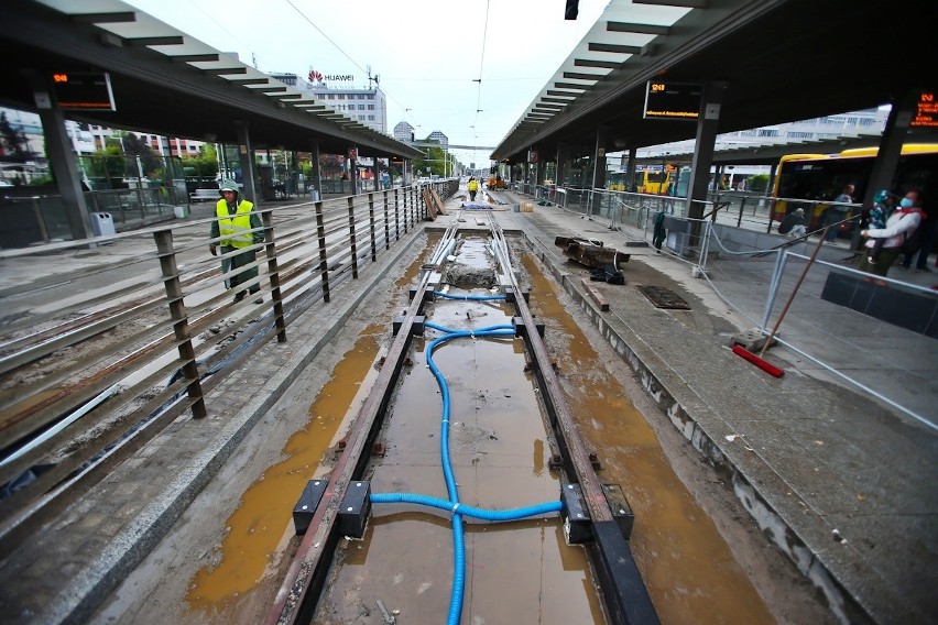 Nowa betonowa nawierzchnia zastąpi starą nierówną kostkę...