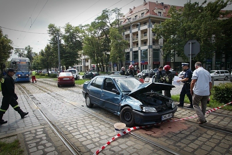 Wrocław: Wypadek na Powstańców Śląskich (ZDJĘCIA, FILM)