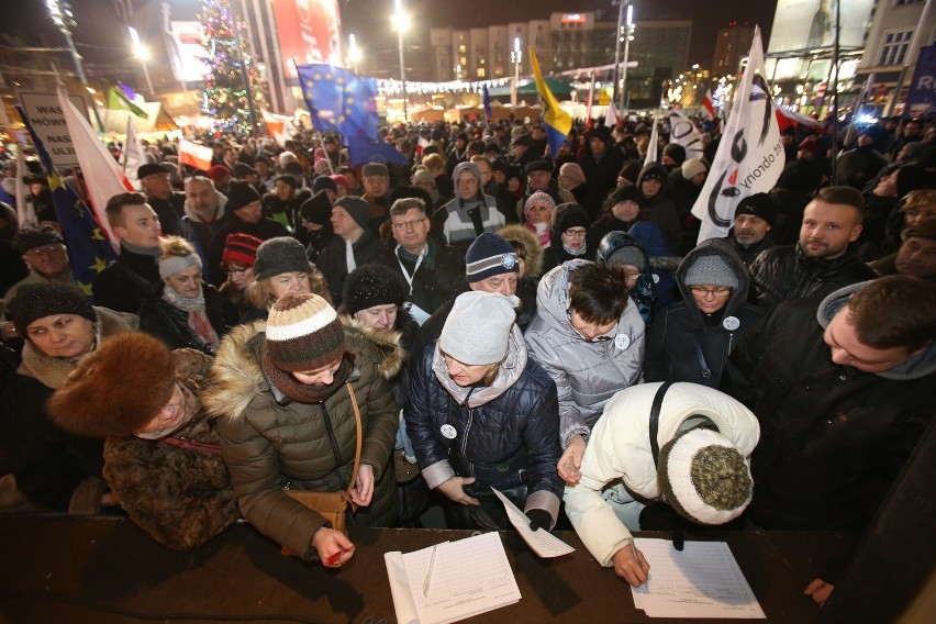 Demonstracja przeciw PiS w Katowicach 13 grudnia 2016