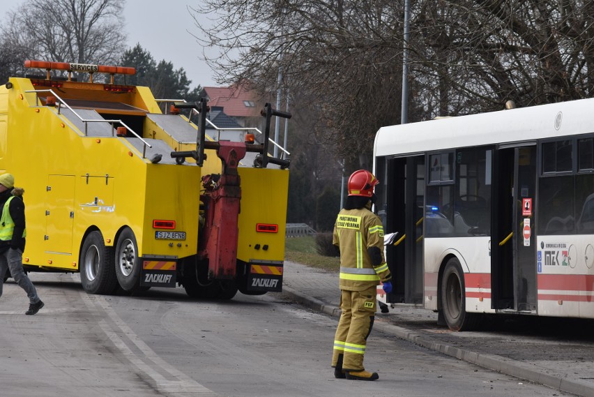 Az dziewięć osób zostało rannych w wypadku autobusu w...