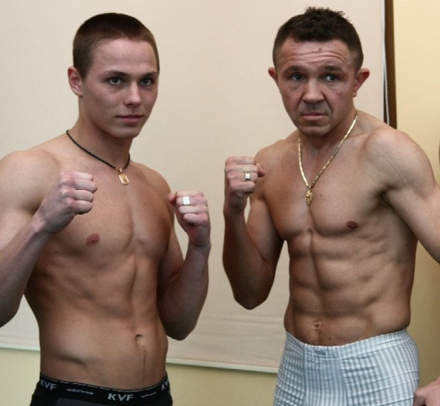 Dariusz Snarski (z prawej) wraz z przeciwnikiem Jevgienijem Kiriłovsem. Obaj pięściarze podczas ważenia byli nastawieni bardzo bojowo.