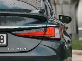 Lexus ES 300h 2.5 R4 Dual VVT-I 218 KM. Test, wrażenia z jazdy, spalanie, ceny i wyposażenie