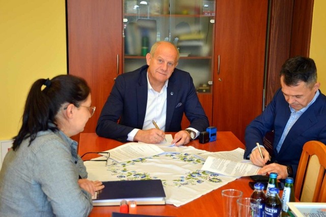 Burmistrz gminy Żukowo podpisał umowy z wykonawcami na modernizację trzech dróg: w Żukowie, Tuchomiu i Borkowie.