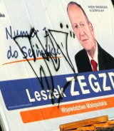 Wojna plakatowa w Nowym Sączu. Zrywają, zamalowują, zapisują [ZDJĘCIA]