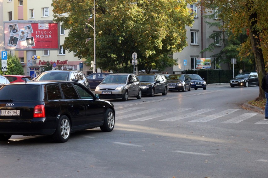 Fałszywy alarm na miasteczku akademickim. Obok ławki leżał podejrzany pakunek (ZDJĘCIA)