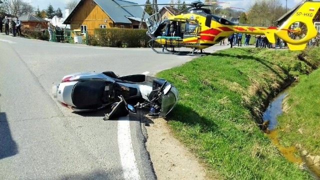 Audi najechało na skuter, który sygnalizował skręt w lewo. Kierujący jednośladem został przewieziony do brzozowskiego szpitala. 10-letniego pasażera przetransportowano helikopterem do Rzeszowa.Do zdarzenia doszło wczoraj przed 14 w Turzym Polu w pow. brzozowskim. Policjanci ustalili, że kierujący audi, 27-letni mieszkaniec powiatu sanockiego, uderzył w motocykl, który zatrzymał się przy osi jezdni, sygnalizując skręt w lewo. Z  naprzeciwka przejeżdżała kolumna motocyklistów i właśnie oni szybko zareagowali na  widok wypadku. Kierujący jednośladem, 33-letni mieszkaniec gminy Haczów i pasażer - jego 10-letni syn, odnieśli obrażenia. Zostali przetransportowani do placówek medycznych w Brzozowie i Rzeszowie. Ze wstępnych informacji wynika, że ich życiu nie zagraża niebezpieczeństwo.Kierujący obu pojazdów byli trzeźwi.