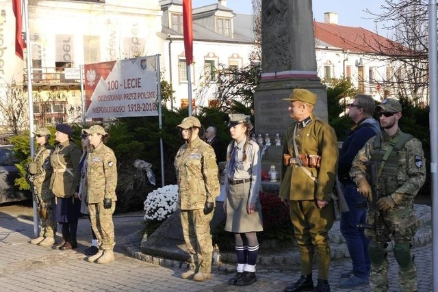 Tak wyglądała uroczysta warta na Rynku w Opatowie podczas ubiegłorocznych obchodów uroczystości 100-lecia odzyskania niepodległości. Brali w niej udział uczniowie i harcerze.