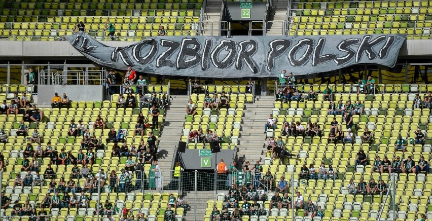Patriotyczne oprawy kibiców na stadionach. Fanom Lechii Gdańsk nie brakowało pomysłów. Te sektorówki upamiętniały wydarzenia!