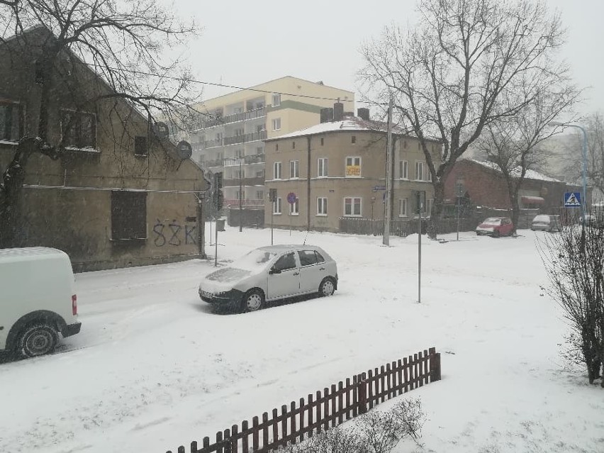 Pabianice. Miasto zasypane śniegiem. Warunki są fatalne ZDJĘCIA
