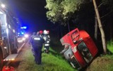 Nocny wypadek na drodze krajowej numer 79 w Osieku. Ranny kierowca dostawczego fiata