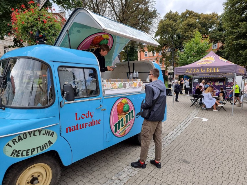 Food trucki zaparkowały na Rynku w Przemyślu. Zobacz, co można smacznego zjeść [ZDJĘCIA]