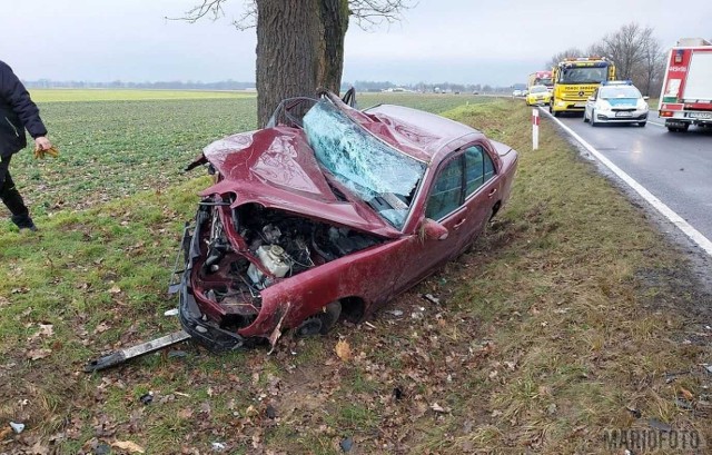 Samochód po zderzeniu z drzewem jest całkowicie rozbity.