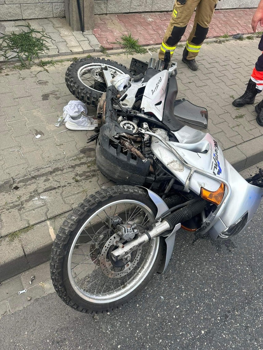 Zderzenie motocyklisty z samochodem ciężarowym. Wypadek na drodze wojewódzkiej pod Krakowem, jedna osoba ranna