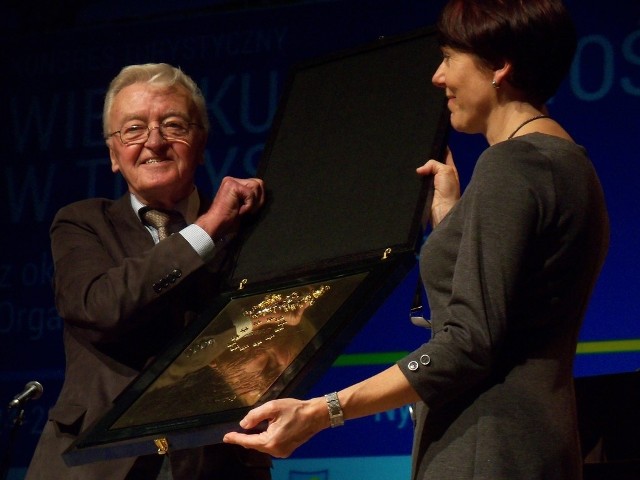 Na ręce burmistrz Jolanty Barskiej pamiątkową tablicę przekazał przedstawiciel Rady Europy Klaus Bruhler.