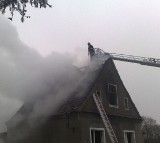 Pożar w Miedwiecku. Właściciel podpalił dom i uciekł do pociągu