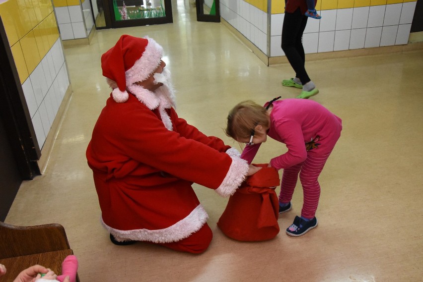 Święty Mikołaj do małych pacjentów przyjechał maluchem