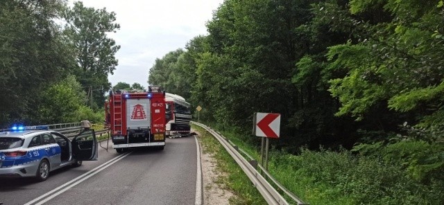 Wypadek w Skadli. Zderzyły się się ciężarówki. Trzy osoby ranne, droga była całkowicie zablokowana