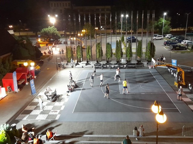 W piętek 12 sierpnia decydujące spotkania w kategorii OPEN M zostały rozegrane wieczorem, przy sztucznym oświetleniu w formule basket nocą