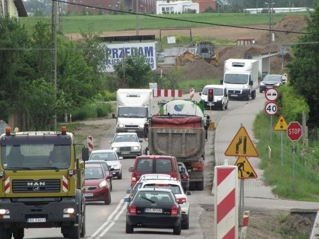 Kierowcy narzekają na korki, które powstają na drodze.