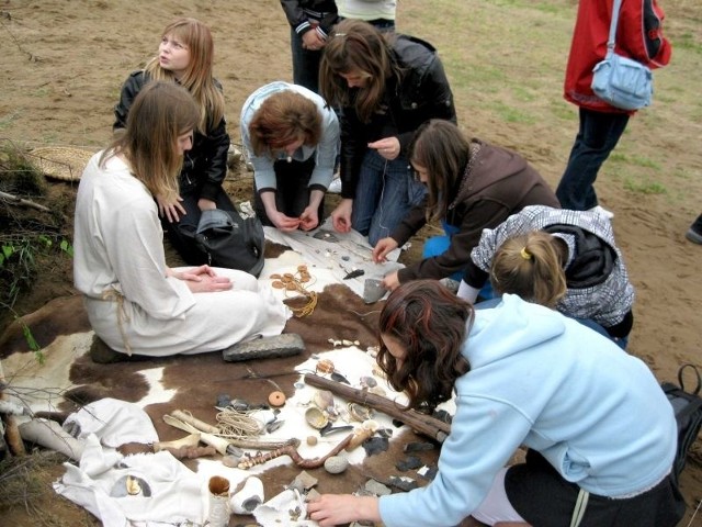 Młodzież z zainteresowaniem oglądała eksponaty z epoki kamienia