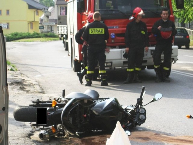 Miejsce zdarzenia zabezpieczali starachowiccy strażacy.