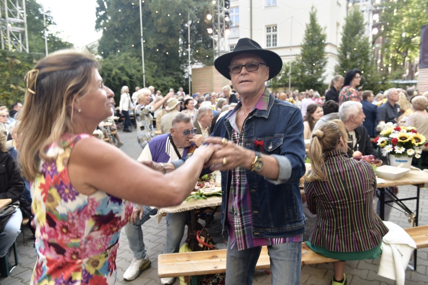 „Polskie biesiady 2023” w Warszawie. Cała publiczność poderwała się do tańca! Wśród niej byli kuracjusze z „Sanatorium miłości”!