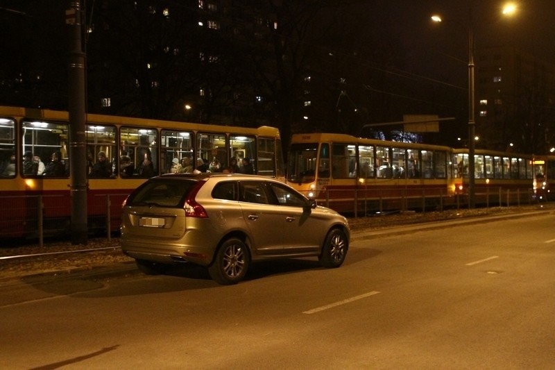 Samochód zderzył się z tramwajem. Wypadek u zbiegu al. Kościuszki i al. Mickiewicza