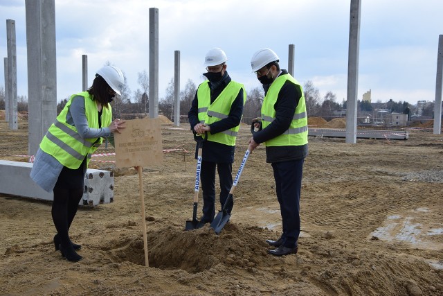 Rozpoczęcie budowy centrum logistycznego firmy Stoelzle w Częstochowie Zobacz kolejne zdjęcia. Przesuwaj zdjęcia w prawo - naciśnij strzałkę lub przycisk NASTĘPNE