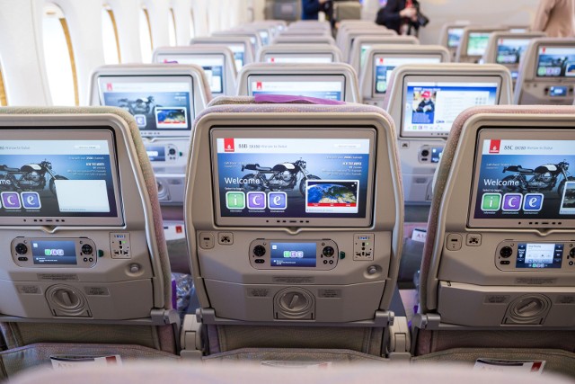 Jak przetrwać długi lot? Zebraliśmy dla was wskazówki, dzięki którym podróż samolotem stanie się przyjemniejsza. Na zdjęciu: Airbus A380 należący do linii lotniczych Emirates.