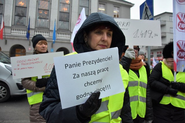 Protestowało kilkudziesięciu pracowników personelu niepedagogicznego z rybnickich szkół, przedszkoli i żłobka. To kucharki, woźne, intendentki, a także osoby zatrudnione jako pomoc nauczyciela czy pracownice administracyjne zajmujące się m.in. kadrami. Narzekają na głodowe pensje w rybnickich placówkach.