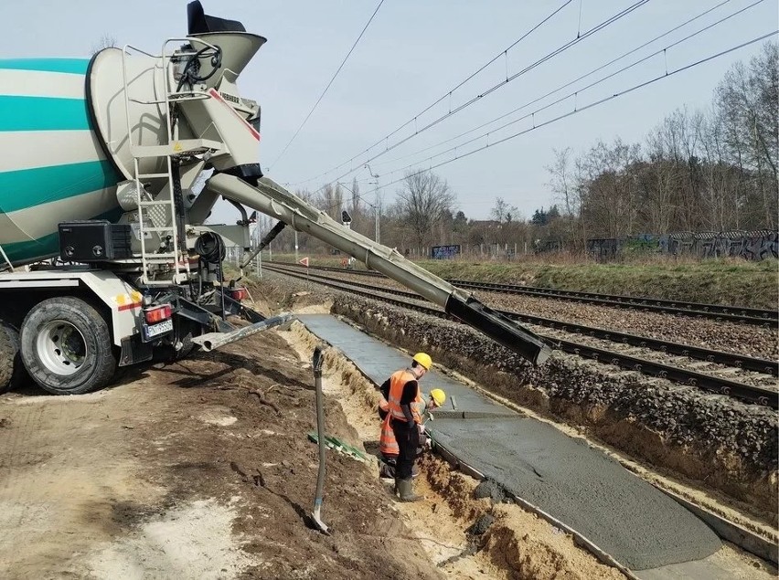 Trwa betonowanie peronów przyszłego przystanku Łódź Zarzew