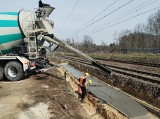 Betonują już perony przyszłego przystanku Łódź Zarzew. Kiedy i dokąd z niego pojedziemy?