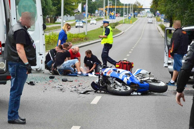 W niedziele po godzinie 15.30 doszło do groźnego wypadku na ulicy Toruńskiej we Włocławku. Kierujący motocyklem marki suzuki zderzył się z pojazdem marki seat. Krajowa 91 w kierunku Torunia jest zablokowana. Z wstępnych informacji wynika, że kierująca vw sharanem nie udzieliła pierwszeństwa przejazdu motocykliście. Motocyklista został zabrany do szpitala. Ruch przez długi czas był zablokowany, potem odbywał się jednym pasemUwaga kierowcy! Znów korki na autostradzie A1