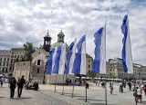 Kraków świętuje rocznicę lokacji. Budynki i pojazdy komunikacji miejskiej udekorowane flagami [ZDJĘCIA]