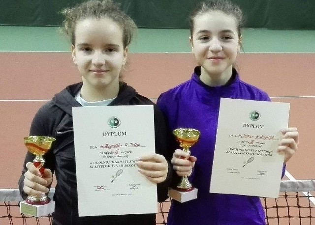 Wiktoria Bryniak (z lewej) i Anna Tracz z Miejskiego Klubu Tenisowego Stalowa Wola zajęły w stalowowolskim turnieju trzecie miejsce w grze podwójnej.