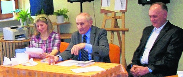 Rafał Ziętek (z prawej), autor nowej książki „Struktury istnienia”, dostał na spotkaniu nominację do nagrody „Świętokrzyskie Gustawy”. Obok Roch Sulima, który zachęcał do przeczytania książki. 