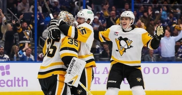 Zawodnicy Pittsburgh Penguins cieszą się po zdobyciu gola przez ich bramkarza
