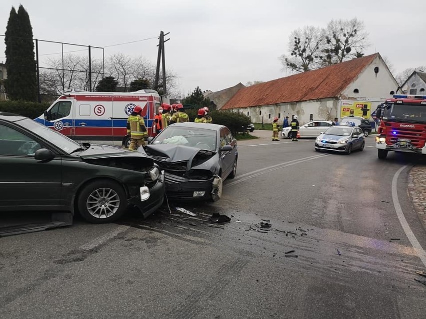 Ruda. Zderzenie dwóch osobówek. Jedna osoba poszkodowana trafiła do szpitala [ZDJĘCIA]