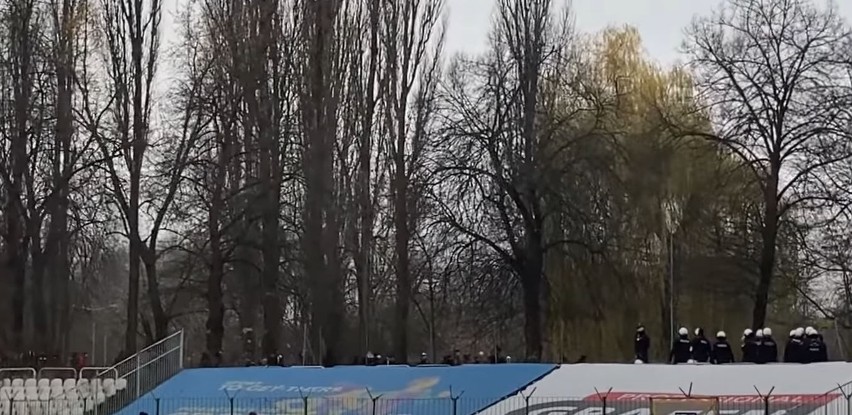 Hutnik - Ruch Chorzów. Kibice na meczu w Nowej Hucie. Goście przyjechali, ale nie weszli na stadion. Policja zmuszona do interwencji ZDJĘCIA