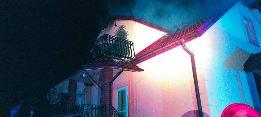 Konopczyn. Osiem zastępów straży pożarnej przez kilka godzin gasiło pożar domu w regionie [ZDJĘCIA]