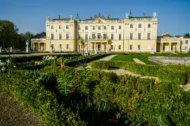 Jeden z najpiękniejszych ogrodów w Polsce to ogród Pałacu Branickich. Sprawdź!