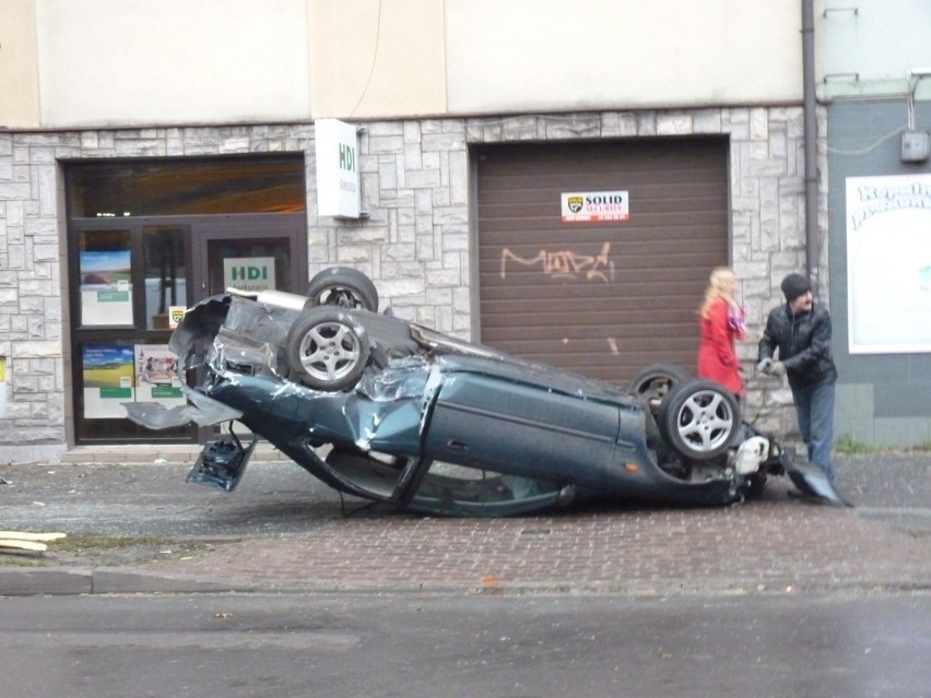 Wypadek w Radomsku. Samochód dachował i rozbił witrynę sklepu. Kierowca był pijany [ZDJĘCIA]