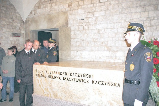 Burmistrz Witold Ossowski i jego zastępca Krzysztof Gierszewski w krypcie na Wawelu, gdzie spoczęli prezydent i jego żona