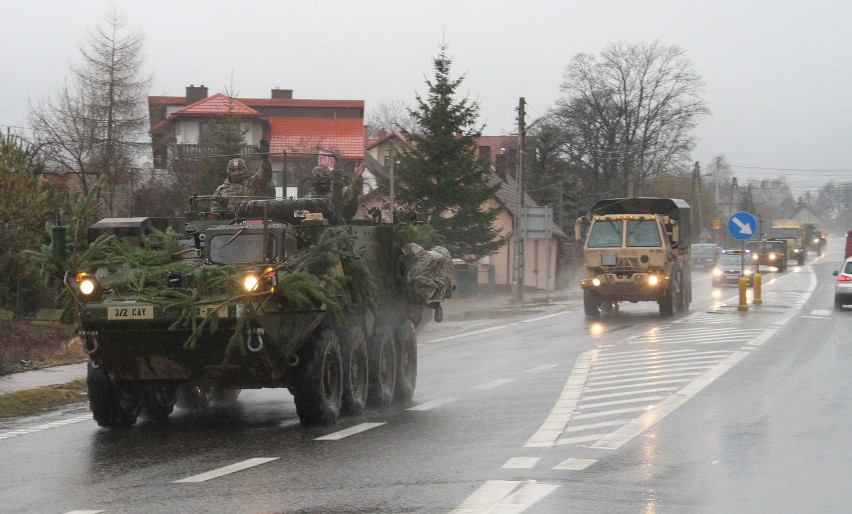 Konwój amerykańskiej armii w Miedzianej Górze.