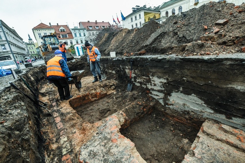 STARY RYNEK WYKOPALISKA
Archelogiczne badania wykopaliskowe,