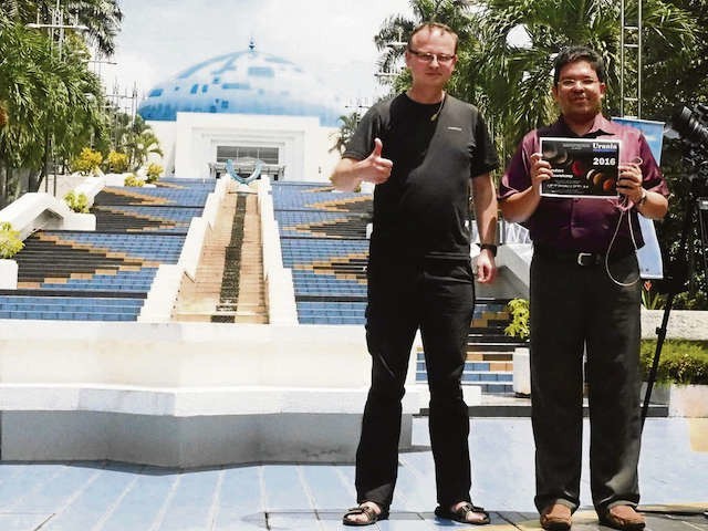 Sebastian Soberski (z lewej) w Malezji, przed planetarium Negara w Kuala Lumpur 